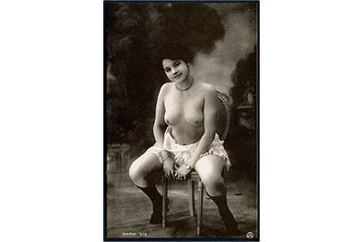 Erotisk postkort. Topløs kvinde sidder på stol. Nytryk Stampa PR no. 307. 