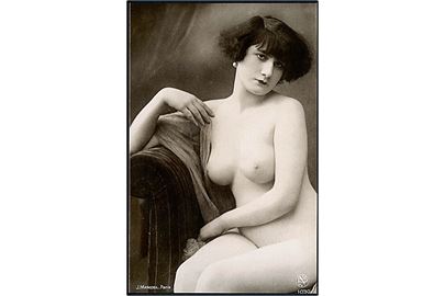 Erotisk postkort. Nøgen kvinde sidder i sofa. Nytryk Stampa PR no. 318. 