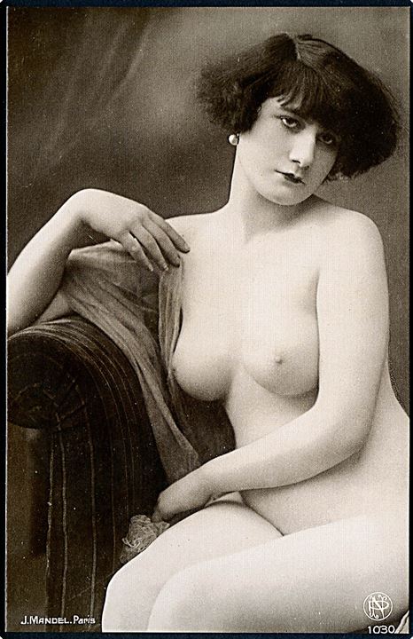 Erotisk postkort. Nøgen kvinde sidder i sofa. Nytryk Stampa PR no. 318. 