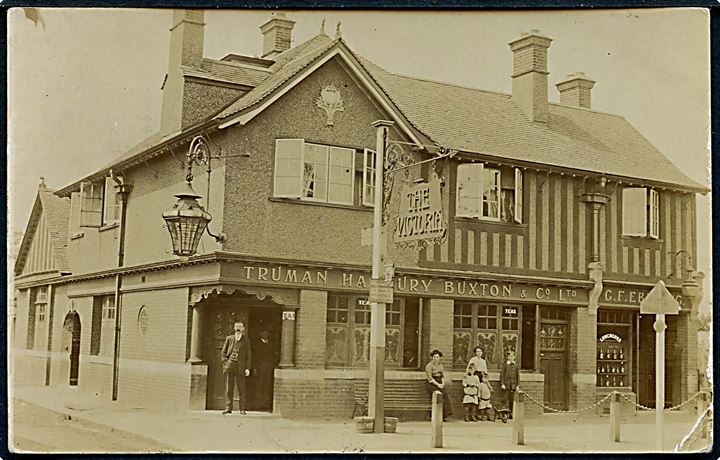 Waltham Cross - The Victoria og Truman, Hanbury Buxton & Co.'s forretning. Fotokort u/no. Hj. skade.