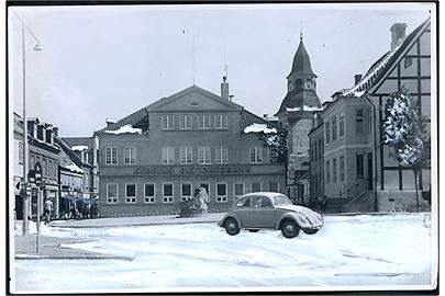 Faaborg, Torvet i sne med automonbil. Retuceret fotografi 13x18 cm. Forlæg til fremstilling af postkort fra Rudolf Olsens forlag. 