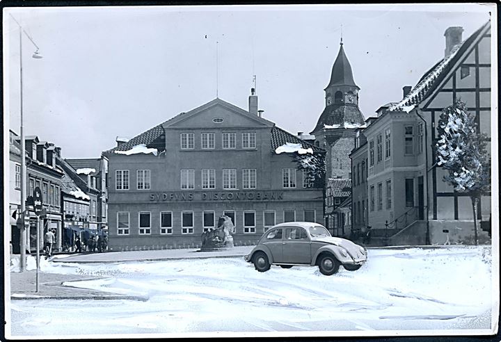 Faaborg, Torvet i sne med automonbil. Retuceret fotografi 13x18 cm. Forlæg til fremstilling af postkort fra Rudolf Olsens forlag. 