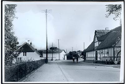 Millinge, gadeparti. Fotografi 13x18 cm. Forlæg til fremstilling af postkort fra Rudolf Olsens forlag. 