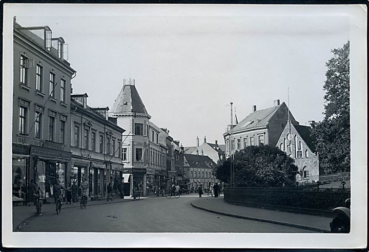 Slagelse, gadeparti. Fotografi 12x18 cm. Forlæg til fremstilling af postkort fra Rudolf Olsens forlag. 