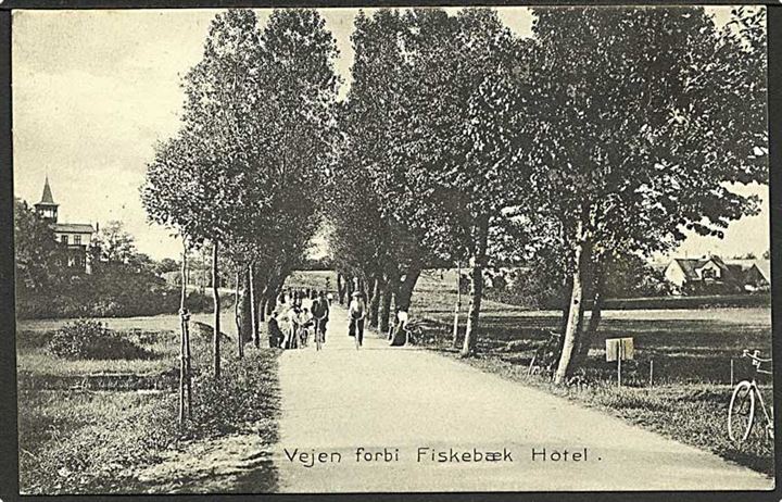 Vejen forbi Fiskebæk Hotel. Stenders no. 5870.