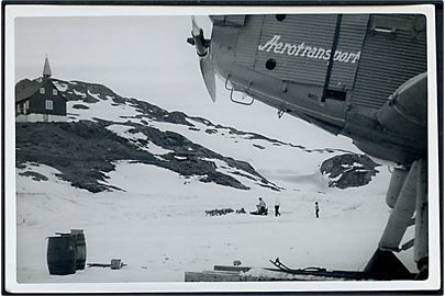 British Arctic Air Route Expedition. Det svenske redningsfly Junkers F13 SE-ACK med trafikflyver Albin Ahrenberg i Angmagssalik under flyvningen til Grønland for at undsætte Augustine Courtauld på indlandsisen. Foto 9½x14½ cm.