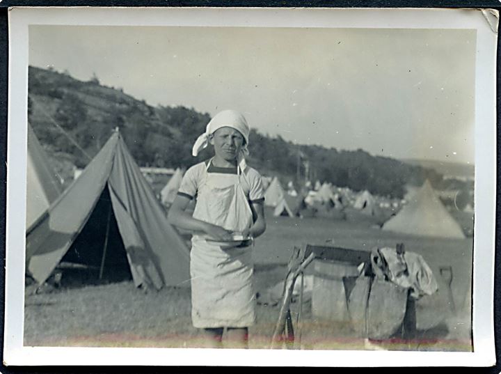 Pige på spejderlejr i 1920'erne. Foto 9x12 cm.