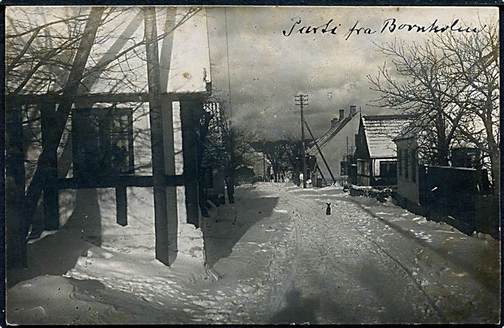 Bornholmsk gadeparti i sne. Fotokort u/no.