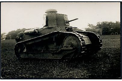 Fiat Tank M 3000. Danmarks første kampvogn. Indkøbt til Demonstrationsbrug i 1929. Kampvognen blev allerede udrangeret som ubrugelig i 1932. Fotokort u/no. 