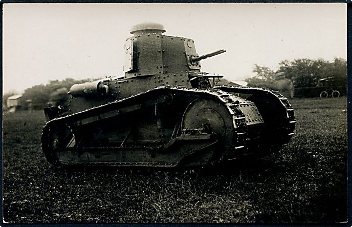 Fiat Tank M 3000. Danmarks første kampvogn. Indkøbt til Demonstrationsbrug i 1929. Kampvognen blev allerede udrangeret som ubrugelig i 1932. Fotokort u/no. 