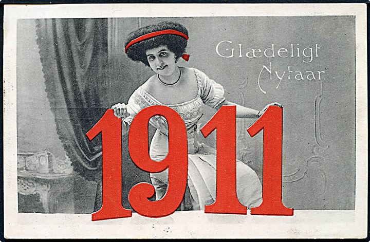 Årstalskort. Glædeligt Nytaar 1911. Kvinde iført hvid kjole og rødt bånd om håret. Stenders u/no. 