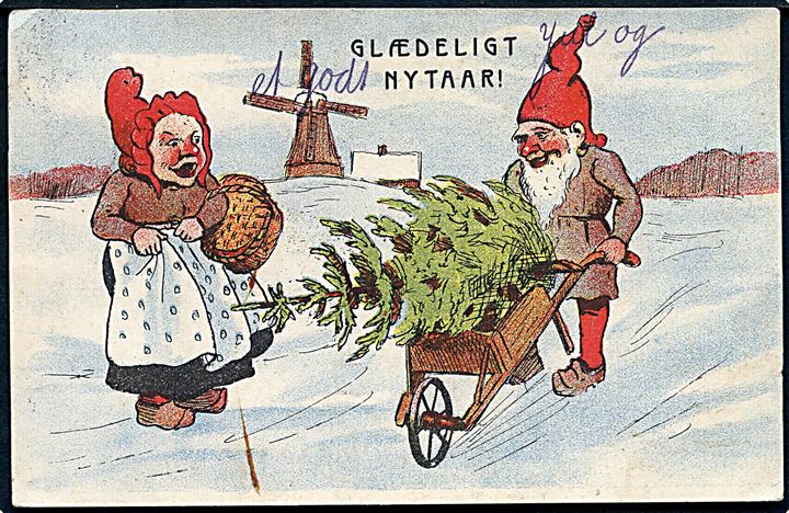 Ludvig Møgelgaard: Glædeligt Nytaar. Nisse med grantræ i trillebøl. Mølle ses i baggrunden. No. 148. 