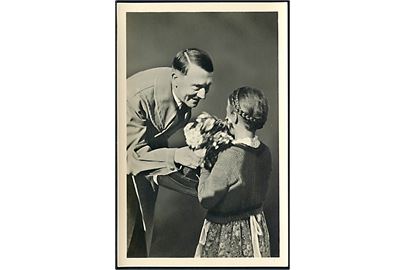 Hitler modtager blomster at lille pige. Hoffmann u/no.