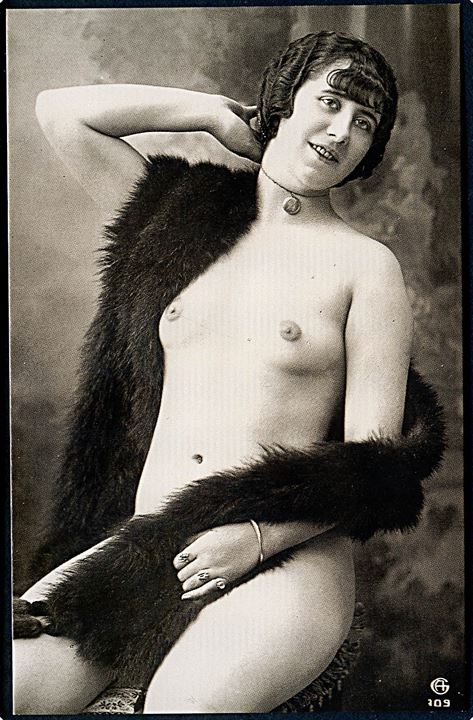 Erotisk postkort. Nøgen kvinde iført pelsstola. Nytryk Stampa PR no. 101. 