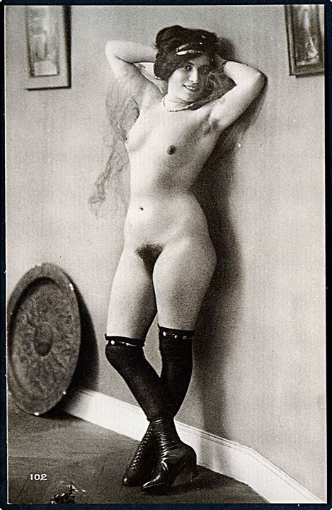 Erotisk postkort. Nøgen kvinde poserer op ad væggen. Nytryk Stampa PR no. 170.    