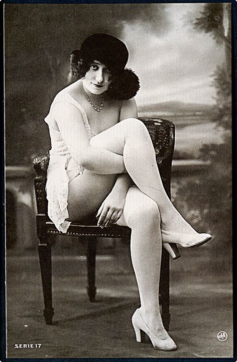 Erotisk postkort. Kvinde iført stiletter, lingeri og sort hat. Nytryk Stampa PR no. 171.     
