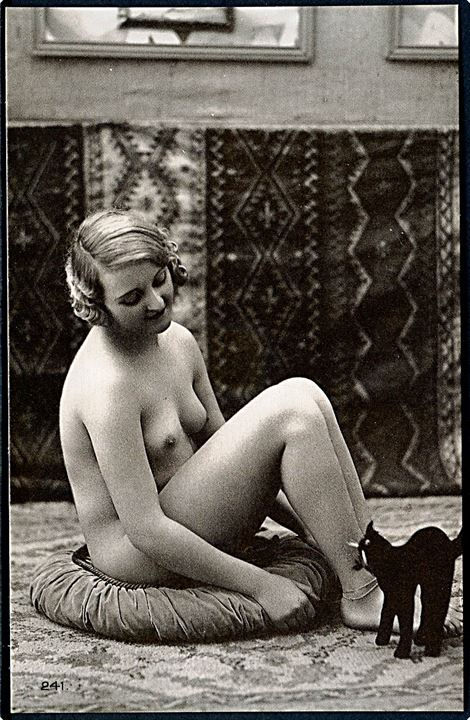 Erotisk postkort. Nøgen kvinde sidder på pude på gulvet. Nytryk Stampa PR no. 202.   