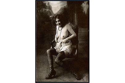 Erotisk postkort. Topløs kvinde sidder i stol. Nytryk Stampa PR no. 269.    