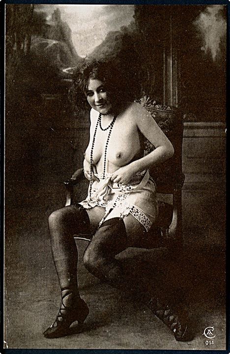Erotisk postkort. Topløs kvinde sidder i stol. Nytryk Stampa PR no. 269.    
