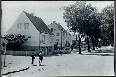Holbæk, Husholdningsskolen. Fotografi ca. 12x17 cm. Forlæg til fremstilling af postkort fra Robert Olsens Kunstforlag. 