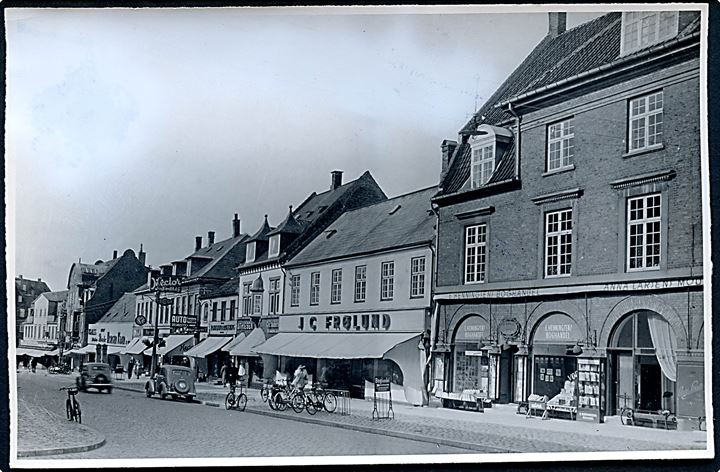 Holbæk, Algade med E. Henningsens Boghandel. Fotografi ca. 12x17 cm. Forlæg til fremstilling af postkort fra Robert Olsens Kunstforlag. 