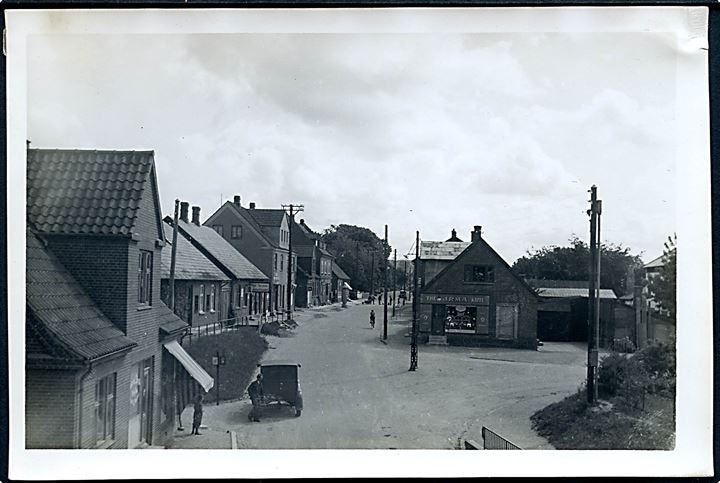 Hvalsø, gadeparti med forretninger. Fotografi ca. 12x17 cm. Forlæg til fremstilling af postkort fra Robert Olsens Kunstforlag. 