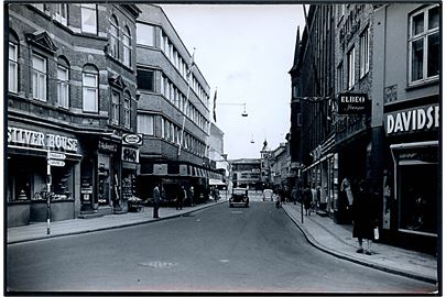 Randers, gadeparti med Slots Bio i baggrunden. Fotografi ca. 12x17 cm. Forlæg til fremstilling af postkort fra Rudolf Olsens Kunstforlag. 