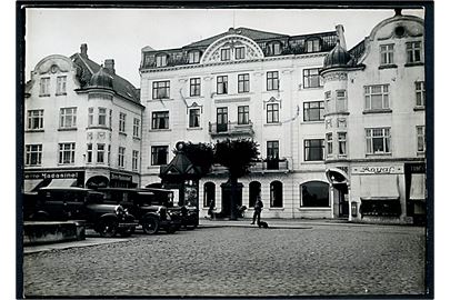 Odder, Centralhotellet med automobiler. Fotografi ca. 12x16 cm. Forlæg til fremstilling af postkort fra Robert Olsens Kunstforlag. 