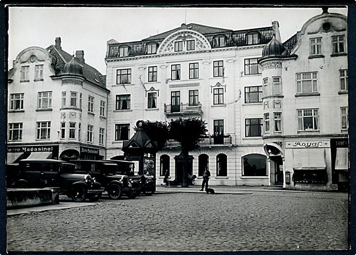 Odder, Centralhotellet med automobiler. Fotografi ca. 12x16 cm. Forlæg til fremstilling af postkort fra Robert Olsens Kunstforlag. 