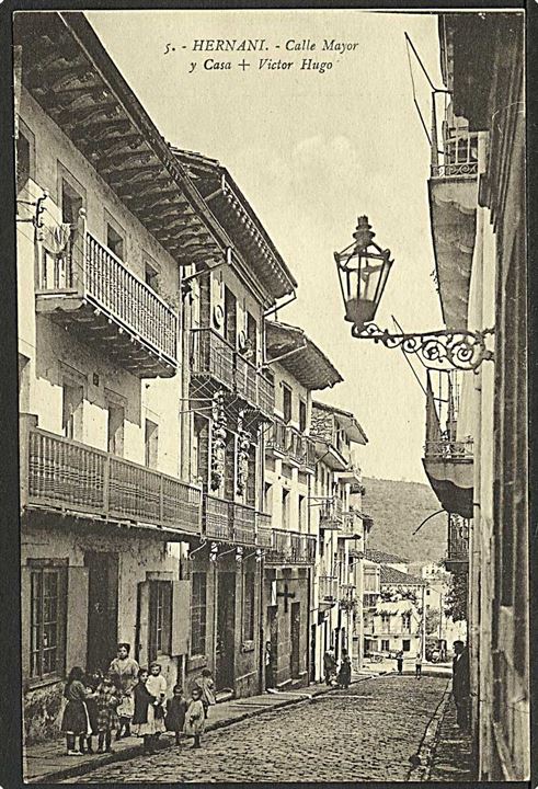 Gadeparti fra Hernani med Victor Hugos hus. G.G. Galarza no. 5.