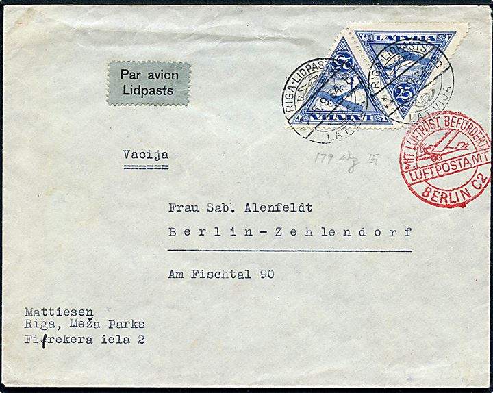 25 s. trekantet luftpost udg. i parstykke på luftpostbrev stemplet Riga-Lidpasts d. 5.9.1934 til Berlin, Tyskland. Tysk stempel: Mit Luftpost befördert Luftpostamt Berlin C2.