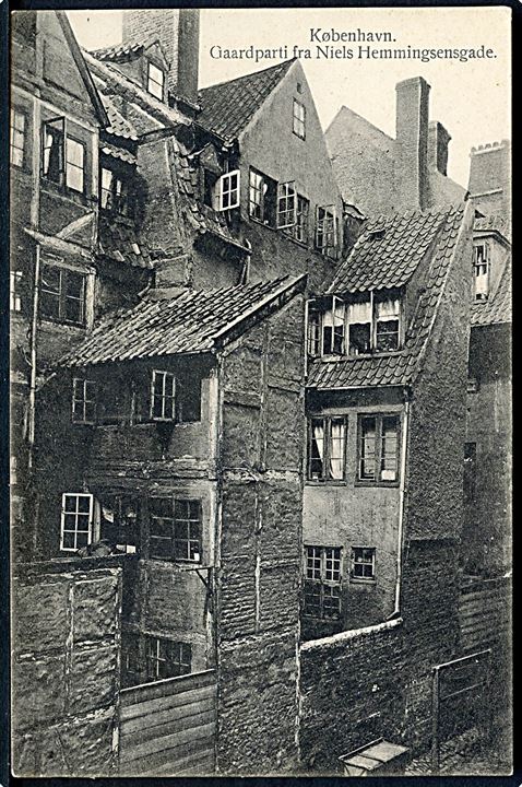København. Gaardparti fra Niels Hemmingsensgade. Fritz Benzen type III no. 596
