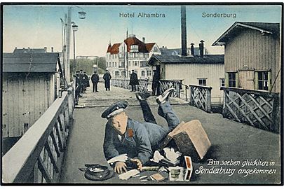 Sønderborg, matros på pontonbro og i baggrunden Hotel Alhambra. Bin soeben glücklich in Sonderburg angekommen. J. Boisen no. M15.