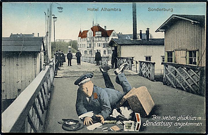 Sønderborg, matros på pontonbro og i baggrunden Hotel Alhambra. Bin soeben glücklich in Sonderburg angekommen. J. Boisen no. M15.
