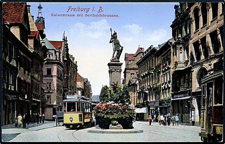Freiburg i. B. Kaiserstrasse mit Bertholdsbrunnen. Med sporvogne. No. 3938. 