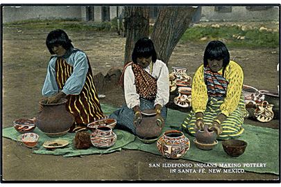 San ilde fonso Indians making pottery in Santa Fe, New Mexico. Indianere. Jesse L. Nusbaum no. A-32550. 