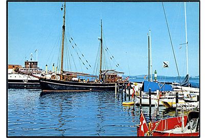 Holbæk. Havneparti med Færgen Ourø til Orø. Stenders no. 14119025-1984. 