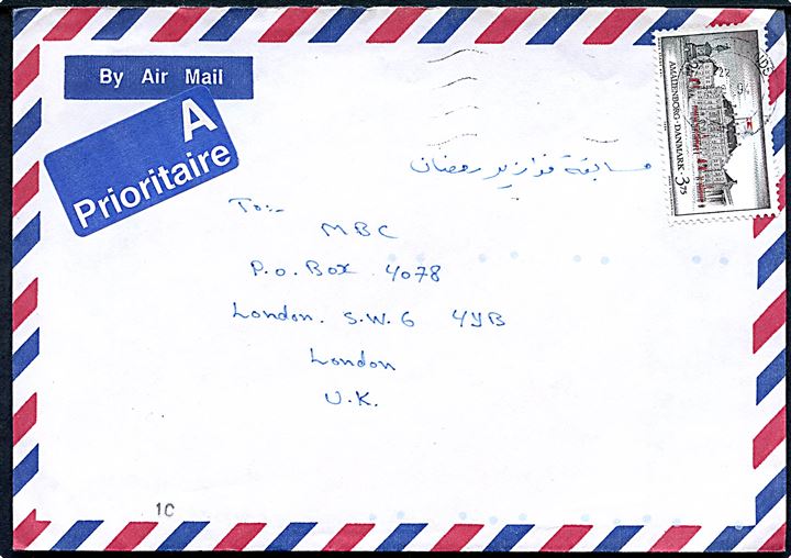 3,75 kr. Amalienborg på luftpostbrev stemplet Nordsjællands Postcenter d. 20.10.1994 til MBC (=  Middle East Broadcasting Center) P.O.Box 4078, London SW6, England. På bagsiden afs. fra Little Aden, Aden, Yemen Republic. Indeholder brev skrevet på arabisk. Mystisk.