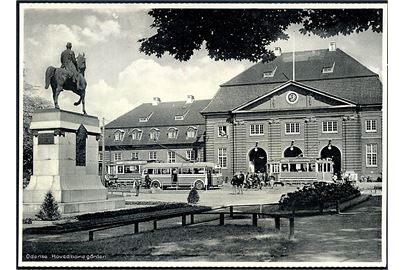 Odense, Hovedbanegården med bybus og sporvogne. Stenders Odense no. 1001. Postkort i overformat.