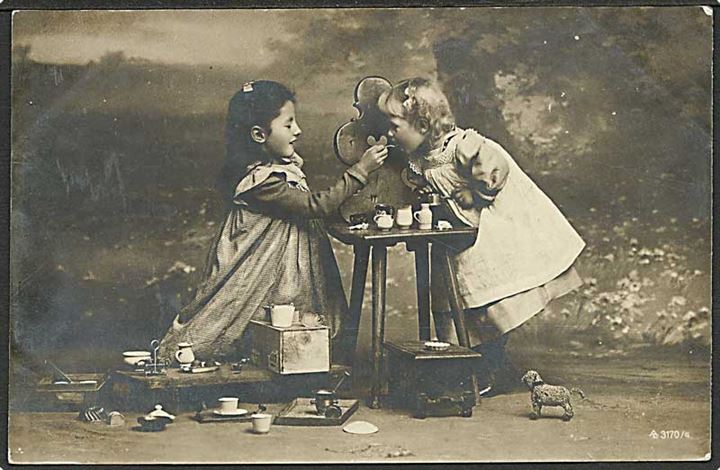 2 piger leger med minikøkken. AL no. 3170/4.