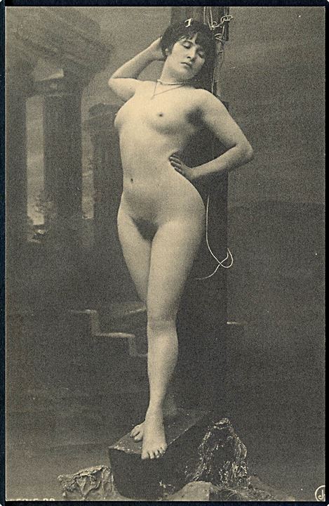 Erotisk postkort. Kvinde poserer op ad stolpe. Nytryk u/no. 