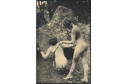 Erotisk postkort. 2 nøgne kvinder. Den ene har en pisk. Nytryk u/no. 