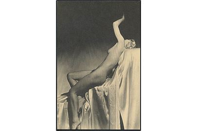 Erotisk postkort. Nøgen kvinde ligger på silkelagner. Nytryk u/no. 