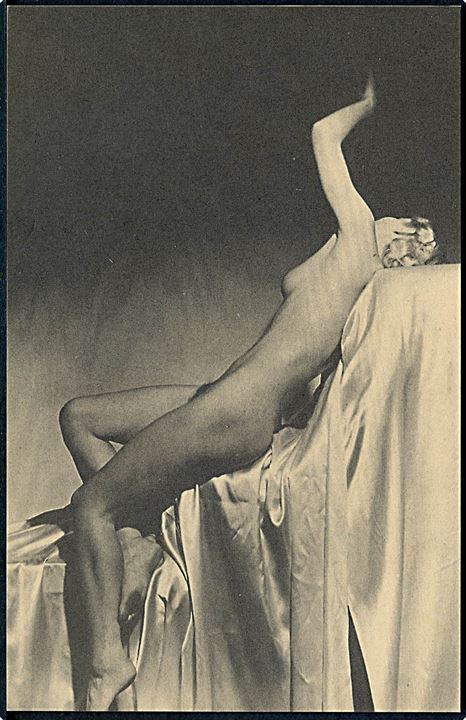 Erotisk postkort. Nøgen kvinde ligger på silkelagner. Nytryk u/no. 