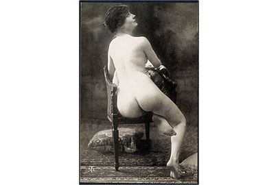 Erotisk postkort. Nøgen kvinde sidder omvendt på stol. Nytryk Stampa PR no. 50.  