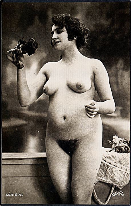 Erotisk postkort. Nøgen kvinde med blomst i hånden. Nytryk Stampa PR no. 86.     