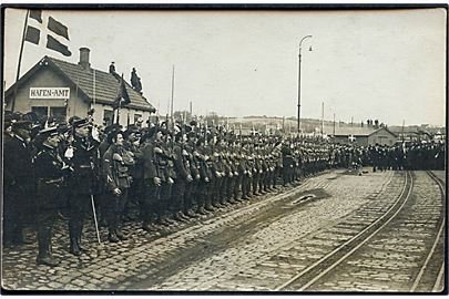 Genforeningen. Franske CIS soldater (22e Bataillon de Chasseurs Alpins) modtager Sønderjysk Kommando på havnen i Haderslev d. 5.5.1920. U/no.