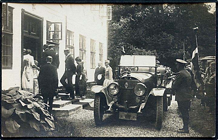 Genforeningen. Kong Chr. X ankommer i automobil til Sandbjerg Slot d. 13.7.1920. Fotokort u/no.