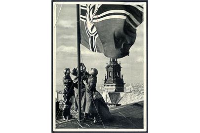 Tysk feltpoliti hejser flag i Krakau. Propagandakort sendt fra Berlin d. 21.4.1940 til Danmark. Tysk censur. Skader.