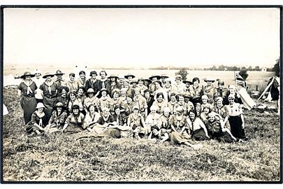 Pigespejdere - muligvis ledere - fra forskellige lande på lejr i 1920'erne. Fotokort u/no.